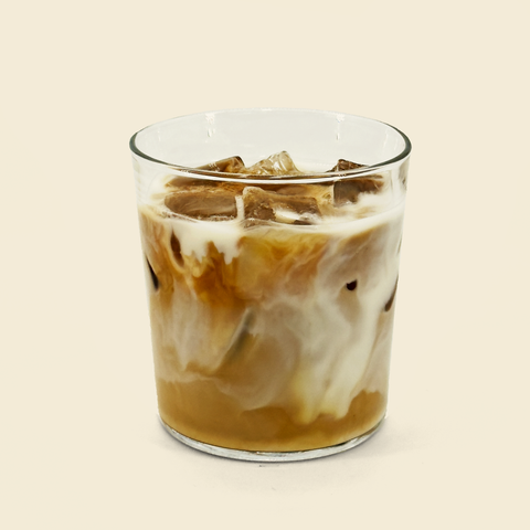 Gib 3 g BLÆK Coffee (oder 1 Sachet) in ein Gefäß.